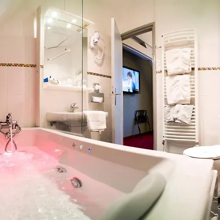 Room In Guest Room - Millesime Room With Bathtub - 1